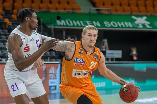 其中包括一 其中包括一